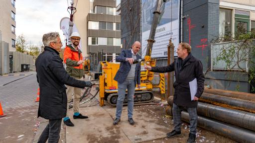 Eerste heipaal geslagen project De Burmandwarsstraat