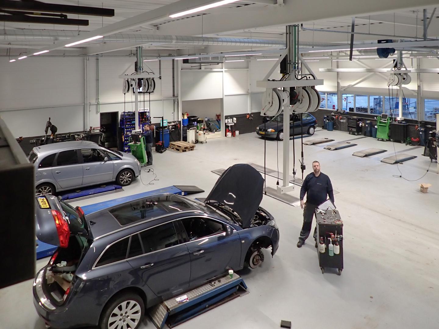 Huidige Kort geleden George Stevenson Verbouwing Opel garage Janssen van Kouwen te Huizen - Intersell